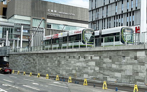ひろでん高架 営業運転の様子